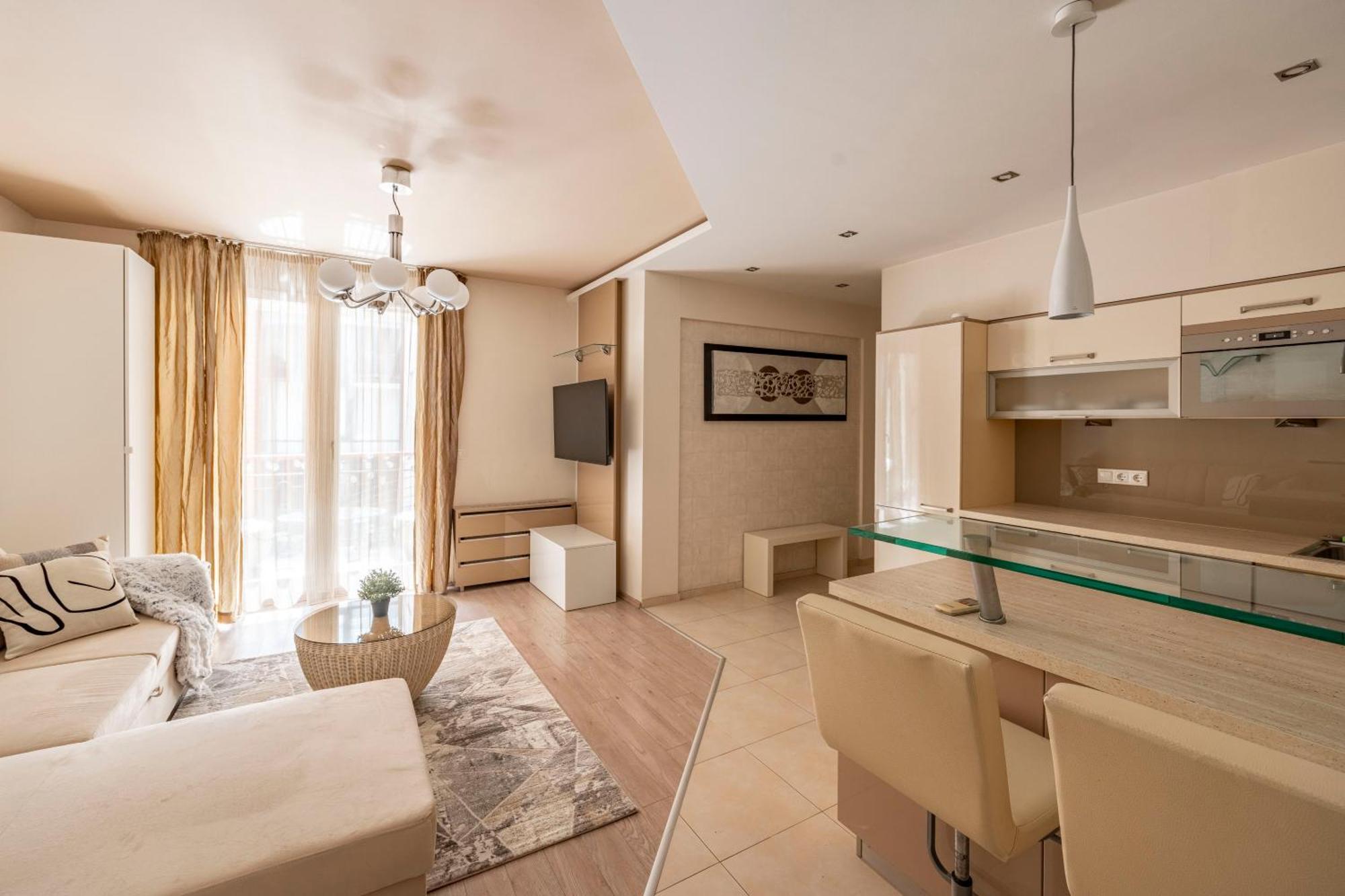 Exclusive With Balcony By Prestige Homes Budapeste